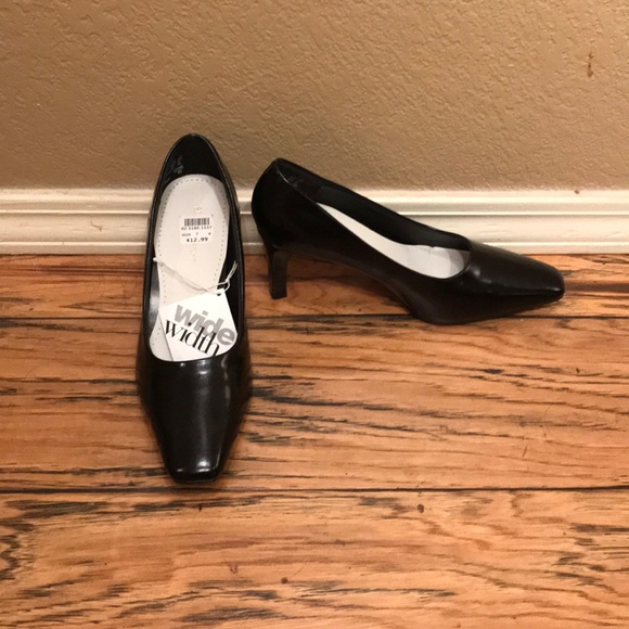 wide width heels payless